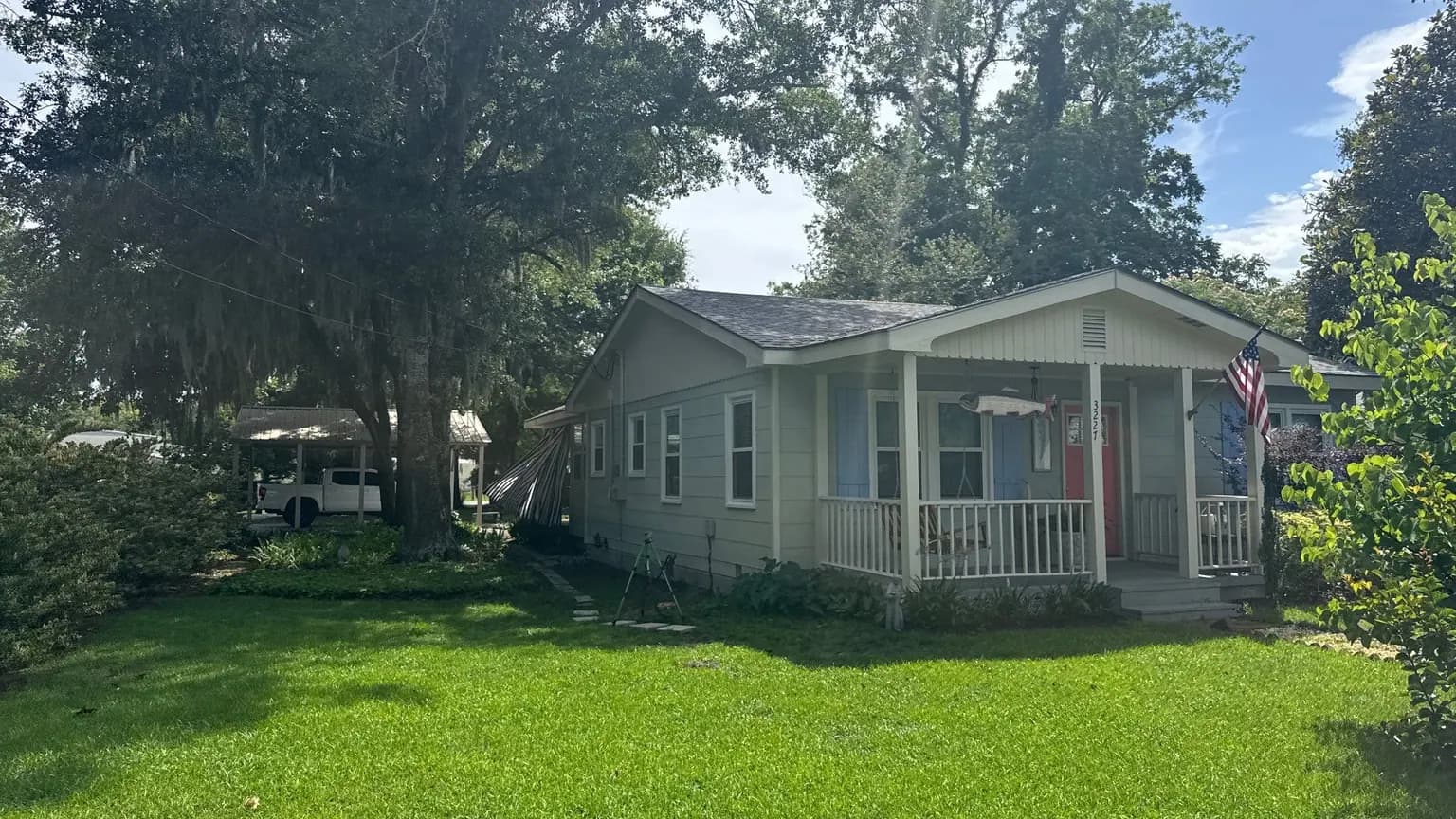Older cottage-style Thunderbolt home under live oaks in ZIP 31404