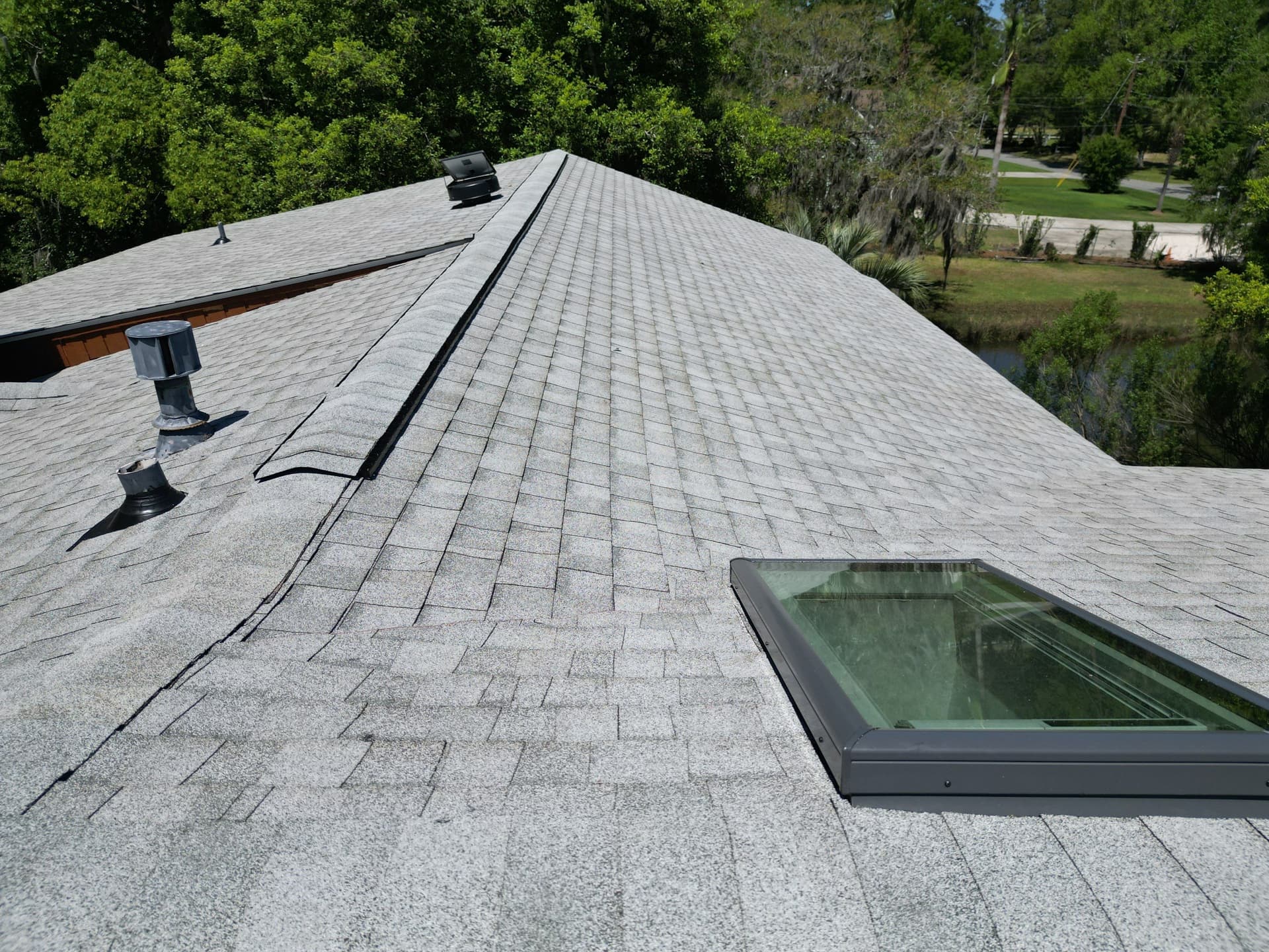 Close up of Atlas Pinnacle Pristine Oyster Shell shingle texture
