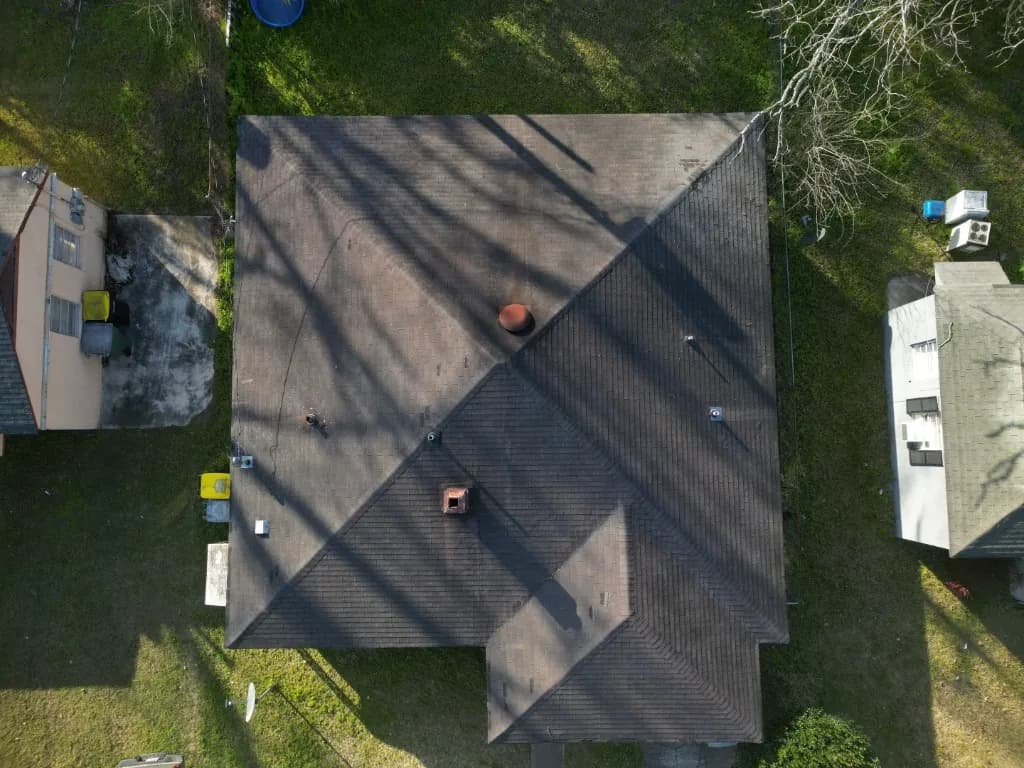 Techo desgastado antes del reemplazo en Carver Heights, Savannah, visto desde un dron